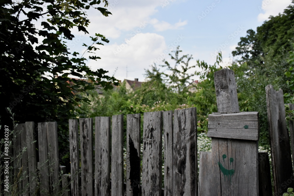 Naklejka premium wooden fence and sky