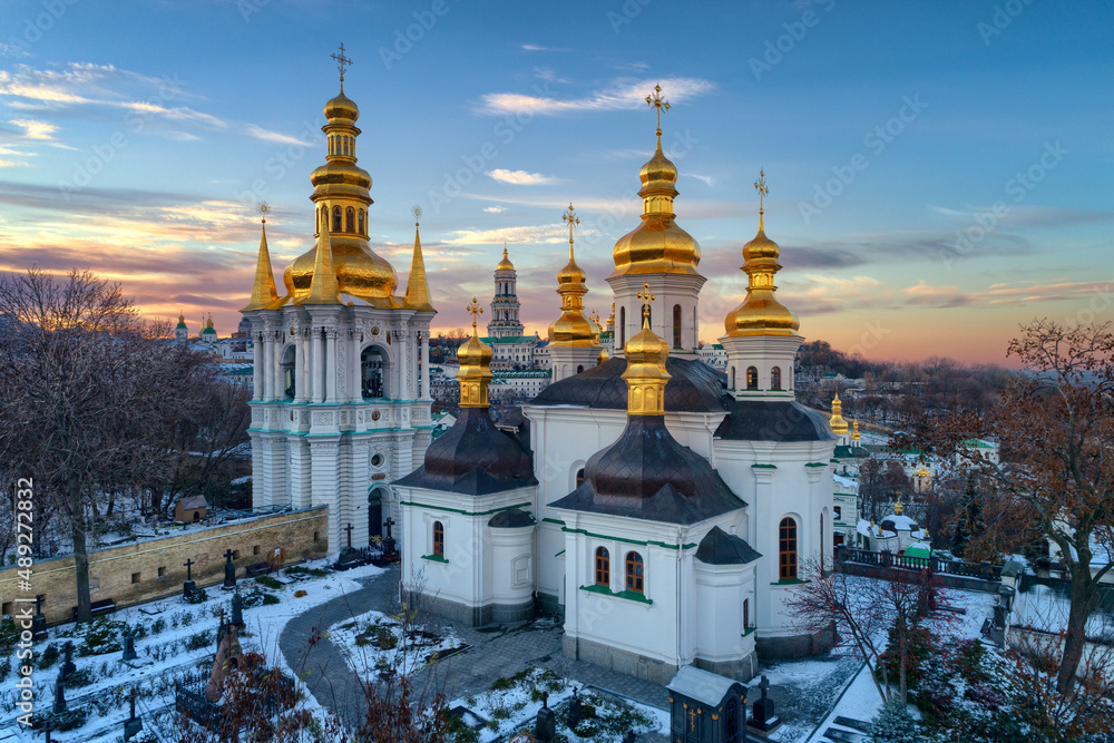 Ukraina, Kijów, złote kopuły, cerkiew, ukraiński kościół prawosławny zimą - obrazy, fototapety, plakaty 
