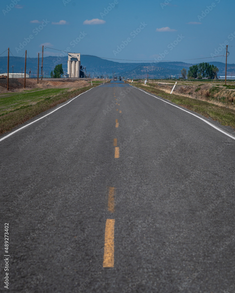 Naklejka premium Roadway through the extreme rural American country