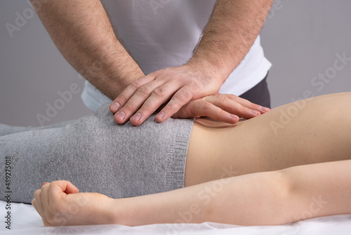 Slika na platnu The osteopath works with the coccyx area