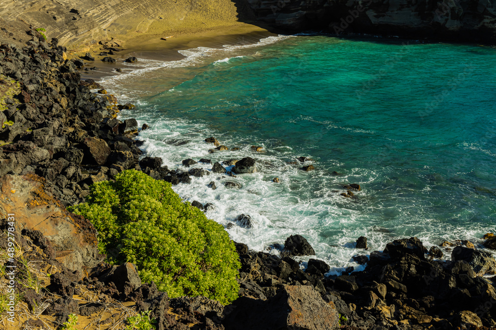 Obraz premium The Green Sand and Mahana Bay, Papakolea Beach, Hawaii Island, Hawaii, USA