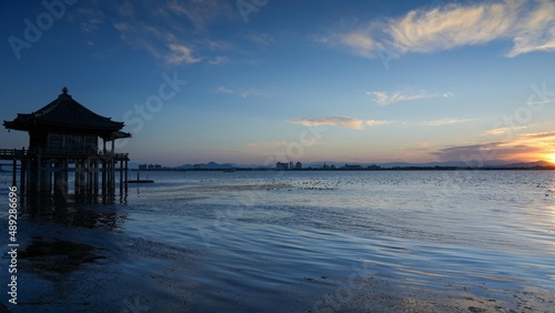 琵琶湖と浮見堂の朝焼け情景＠滋賀 © Scott Mirror