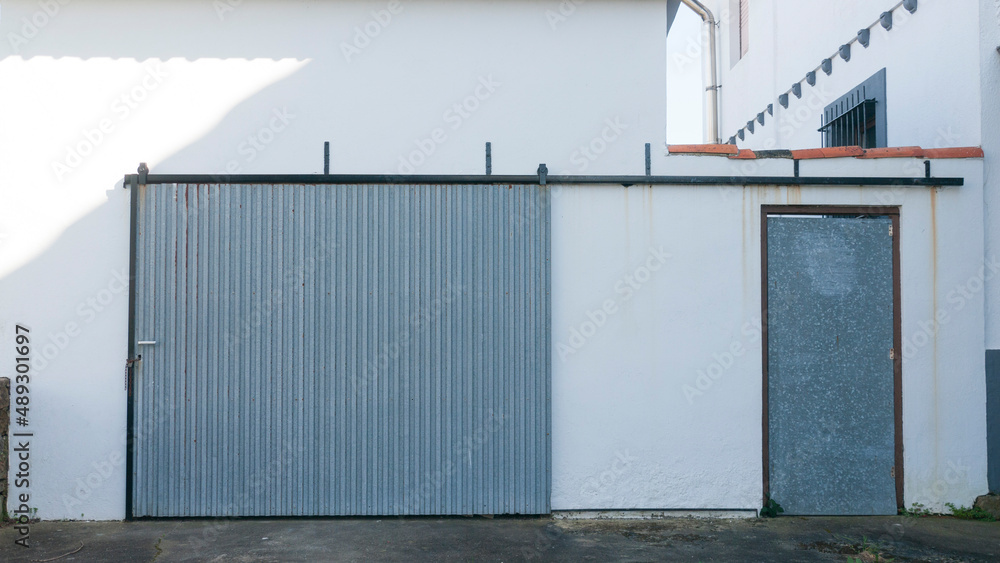 Puerta de metal corrugado de garage en casa rural Puerta de metal corrugado de garage en casa rural