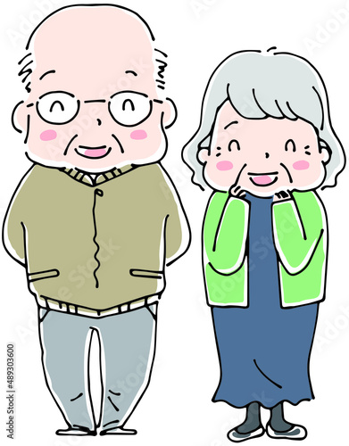 並んで立つおじいさんとおばあさんの全身