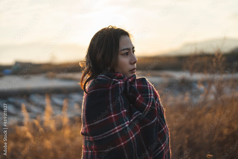 夕暮れの中の女性 夕暮れの中の女性