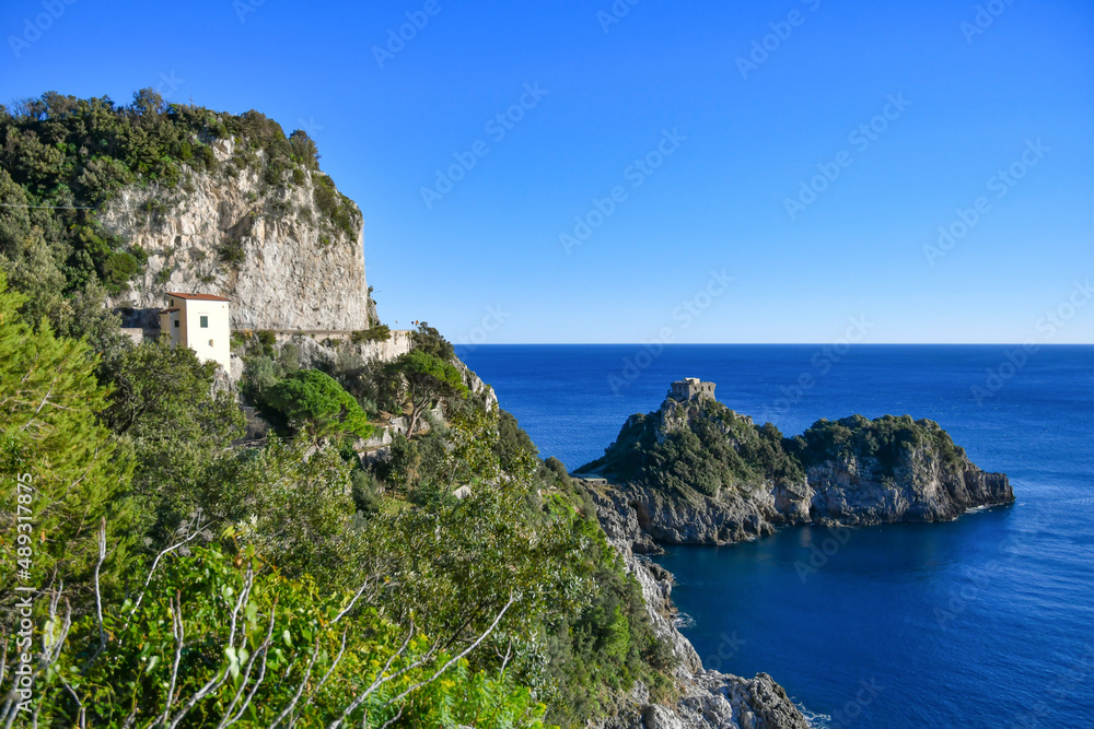 An image of the cliff in the Amalfi region of Italy.