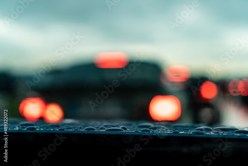 Wassertropfen auf dem Auto