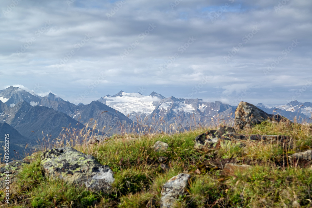 Bergwandern mit Blick auf die Ötztaler Gipfel, Alpen, Tirol, Österreich, Europa