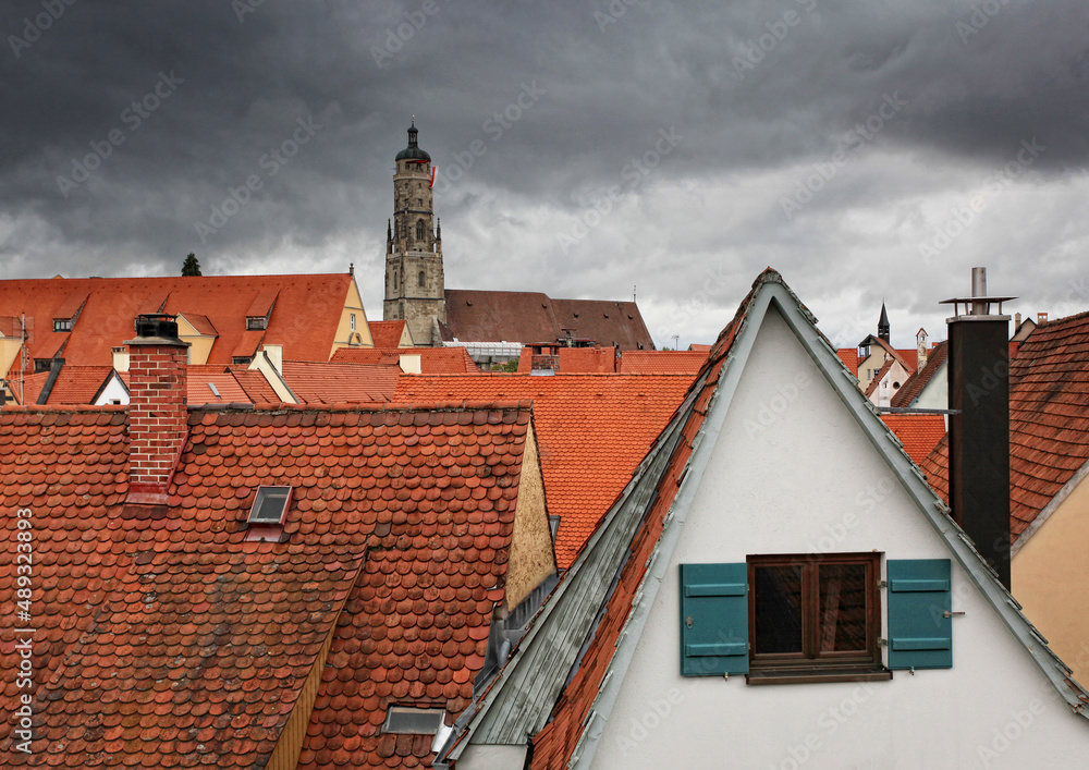 Spaziergang entlang der Stadtmauer der mittelalterlichen Stadt Nördlingen im Ries mit Blick auf die historischen Dächer und den Turm Daniel, Schwaben, Bayern, Deutschland,