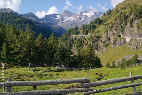 Wandern mit Blick auf die Berggipfel über dem Passeier Tal, Südtirol, Alpen, Italien, Europa