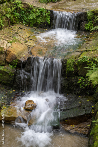 nat  rlicher Bachlauf mit Wasserfall