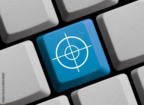 Krieg und Gewalt - Blaue Computer Tastatur mit Fadenkreuz photo