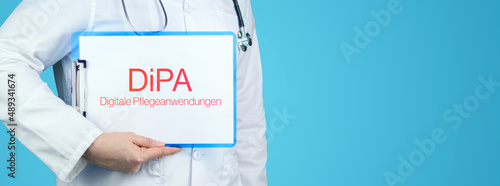 DiPA (Digitale Pflegeanwendungen). Arzt mit Stethoskop hält blaues Klemmbrett. Text steht auf Dokument. photo