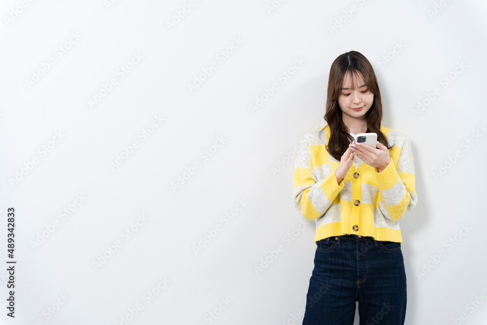 携帯電話を使う女性 携帯電話を使う女性