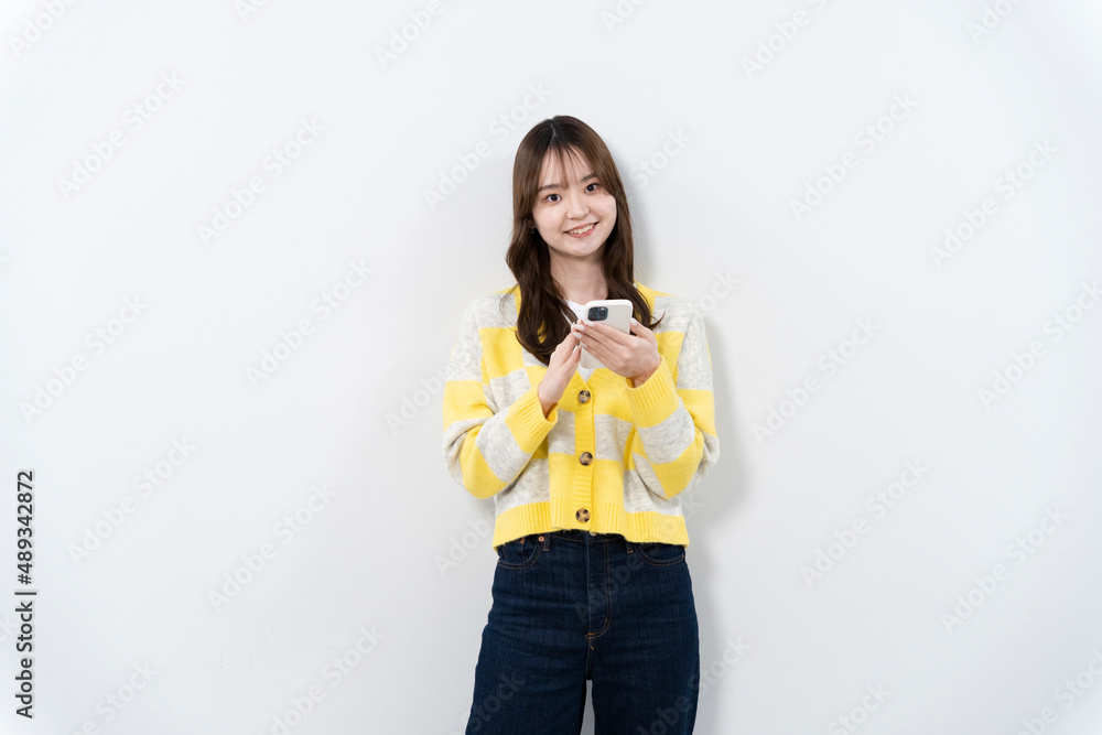 携帯電話を使う女性 携帯電話を使う女性