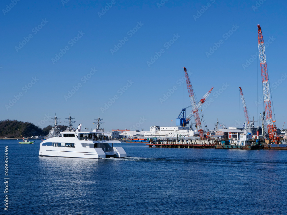 横須賀港を走る観光船
