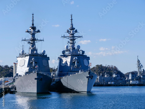 横須賀港に停泊する軍艦