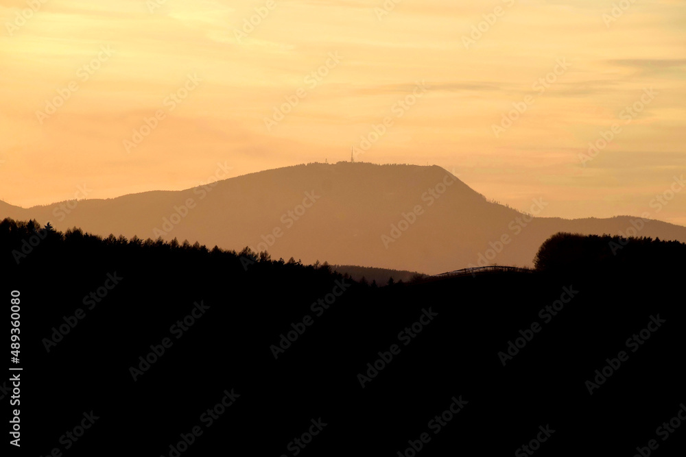 Märchenhafter Sonnenuntergang mit Schöckl im Hintergrund