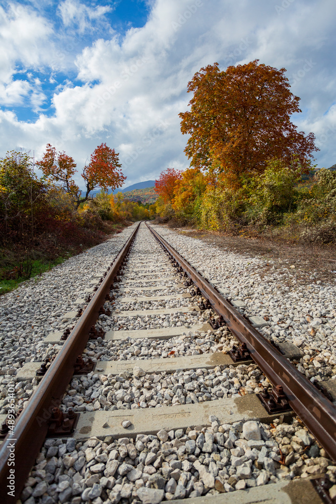 Viaggio in treno in Abruzzo, la transiberiana d'italia, Viaggio tra monti e boschi in autunno, un paesaggio bellissimo
