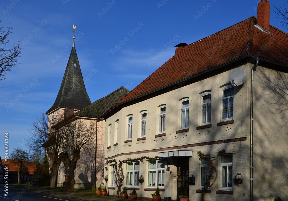 Historische Kirche im Winter im Dorf Ahlden an der Aller, Niedersachsen Historische Kirche im Winter im Dorf Ahlden an der Aller, Niedersachsen