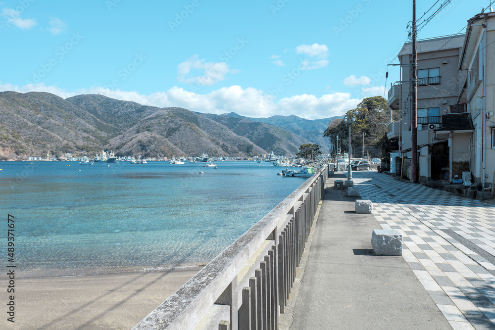 Obraz premium 春の青空と美しい海の戸田の風景 沼津市戸田