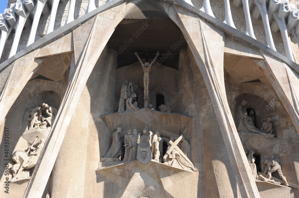 Obraz premium A famous majestic masterpiece of modernism and neogothic architecture Sagrada Familia catholic cathedral church in Barcelona, Catalonia, Spain