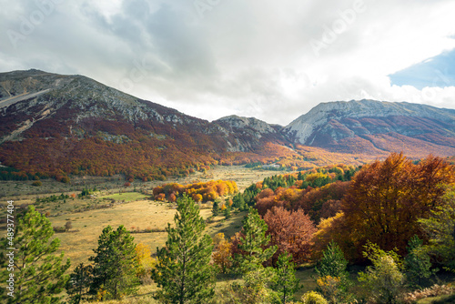 Vista panoramica dal treno in Abruzzo. La transiberiana d'Abruzzo.Alberi in autunno © Claudio Quacquarelli