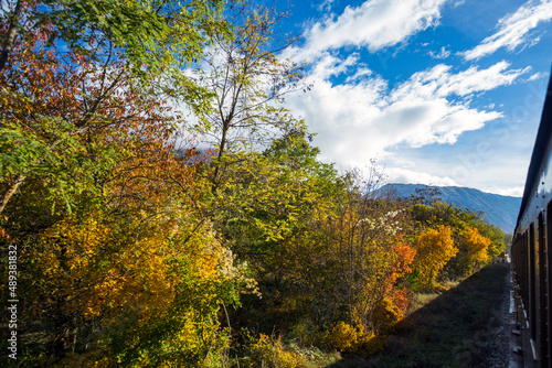 Viaggio in treno in Abruzzo, la transiberiana d'italia, Viaggio tra monti e boschi in autunno, un paesaggio bellissimo 