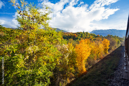 Viaggio in treno in Abruzzo  la transiberiana d italia  Viaggio tra monti e boschi in autunno  un paesaggio bellissimo 