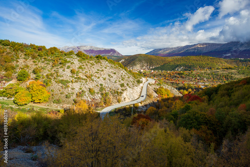 Vista panoramica dal treno in Abruzzo. La transiberiana d'Abruzzo.Alberi in autunno