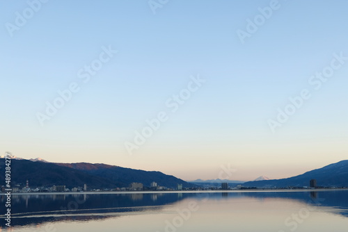 長野県の諏訪湖と富士山と綺麗な空