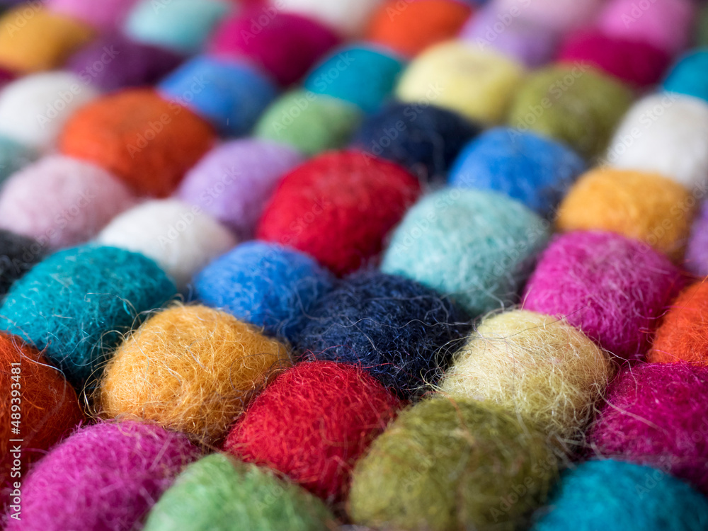 FONDO DE BOLITAS DE FIELTRO DE COLORES PARA DECORACIÓN FONDO DE BOLITAS DE FIELTRO DE COLORES PARA DECORACIÓN