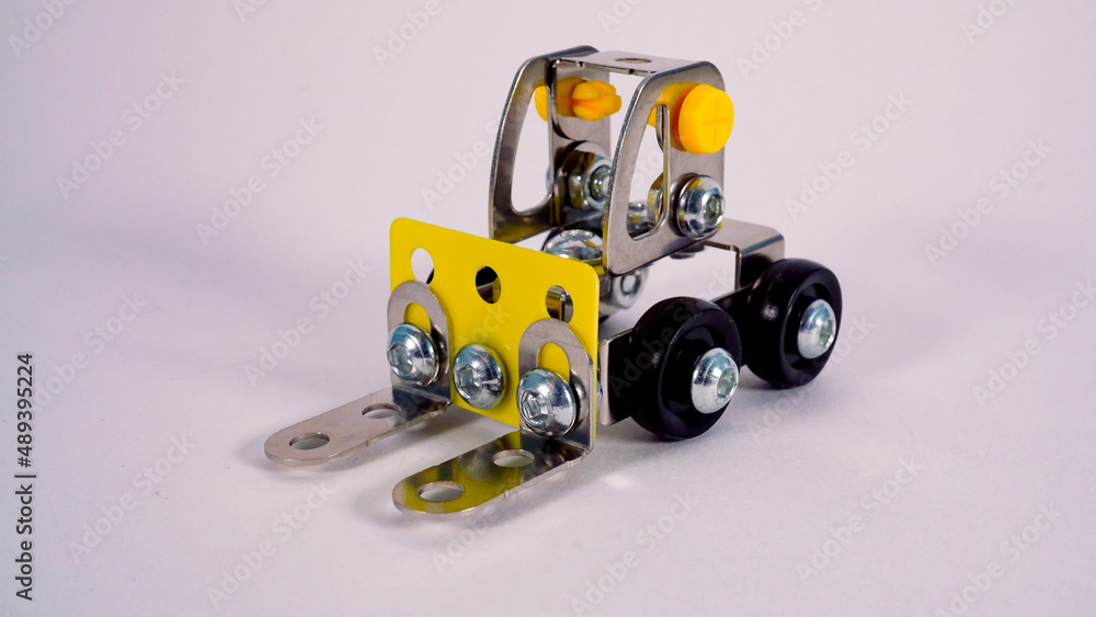 Obraz premium ボルトとナットで作ったおもちゃのフォークリフト