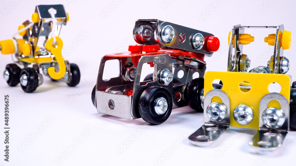ボルトとナットで作ったおもちゃの働く車 ボルトとナットで作ったおもちゃの働く車