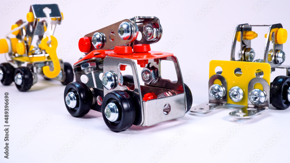 ボルトとナットで作ったおもちゃの働く車 ボルトとナットで作ったおもちゃの働く車