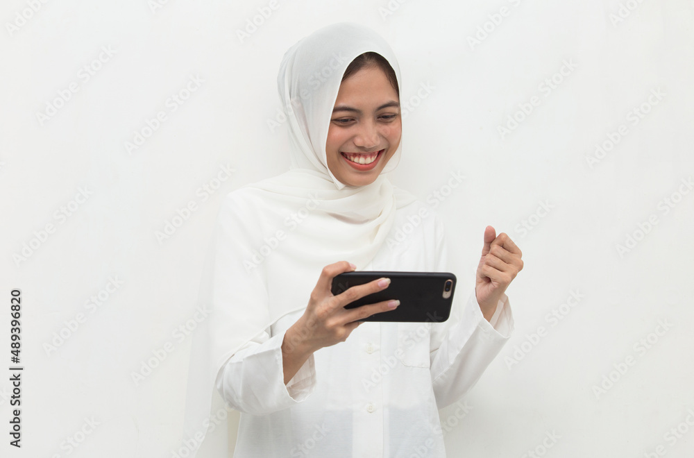 happy young asian beautiful muslim woman using mobile phone isolated on white background
happy young asian beautiful muslim woman using mobile phone isolated on white background
