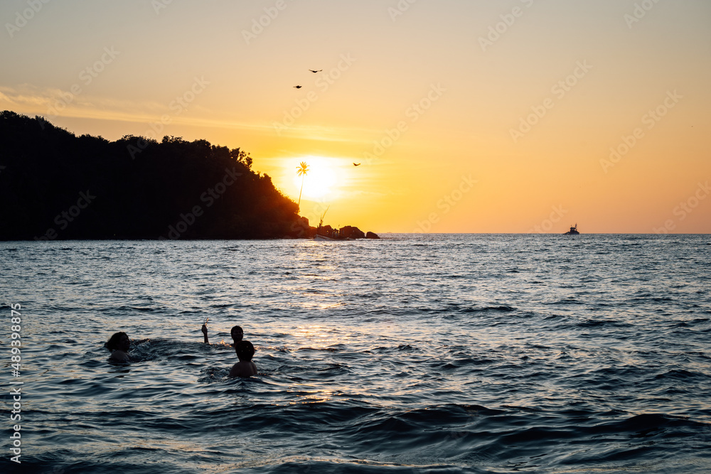 Fototapeta premium Goan sunset fun