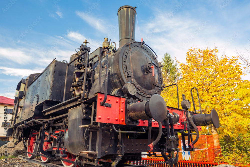 Fototapeta premium Viaggio in treno in Abruzzo, la transiberiana d'italia, Viaggio tra monti e boschi in autunno, un paesaggio bellissimo 