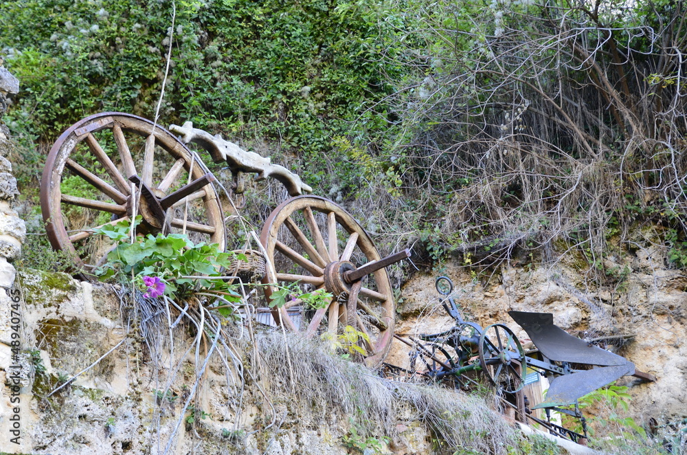 Orbaneja del Castillo, España. Pueblo medieval con una preciosa cascada.