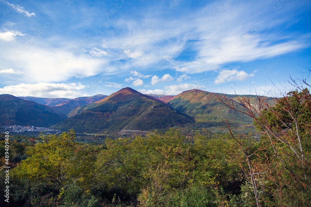 Vista panoramica dal treno in Abruzzo. La transiberiana d'Abruzzo.Alberi in autunno