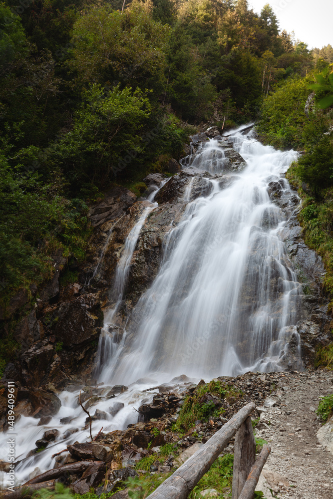 beeindruckender Wasserfall in den Südtiroler Alpen - der Egger Wasserfall im Antholzer Tal in Südtirol