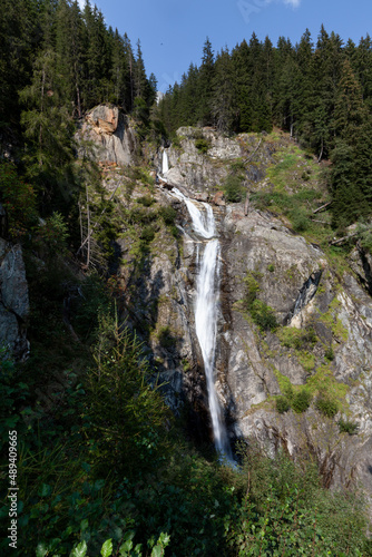 Blick auf den mächtigen Klammbach-Wasserfall - Wanderung im Antholzer Tal in Südtirol