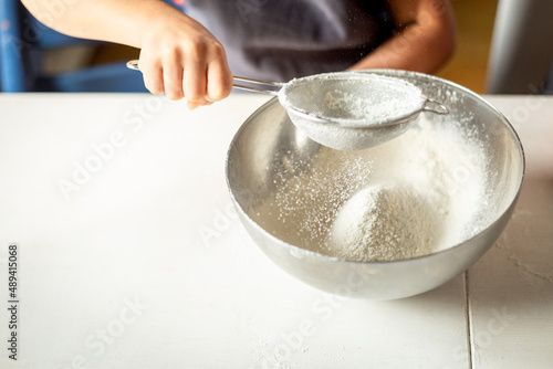 Bilde på lerret Sifting flour