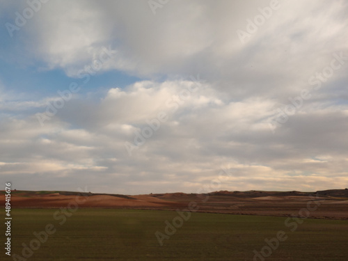 pola wieś krajobraz widok wzgórza niebo chmury