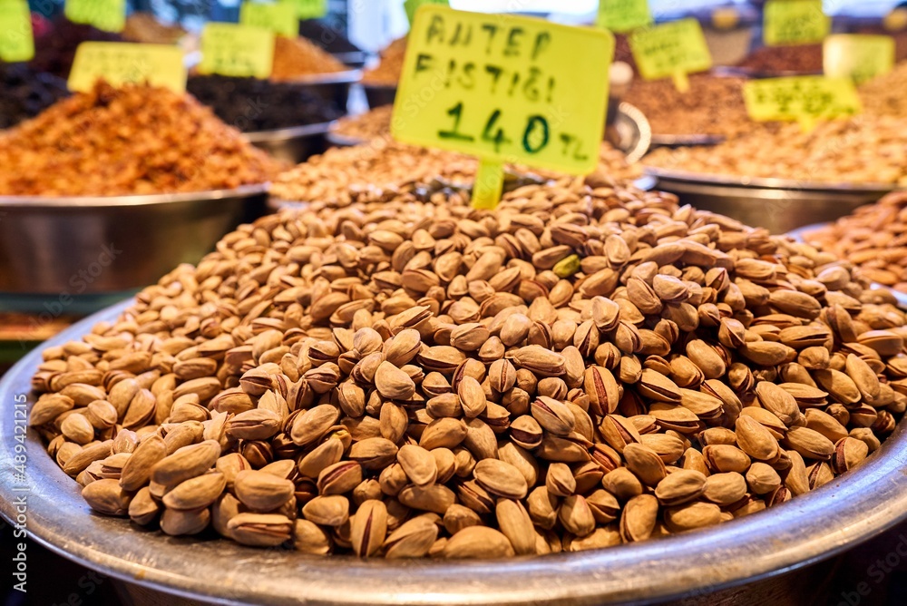 Naklejka premium fresh pistachios in the market. High quality photo