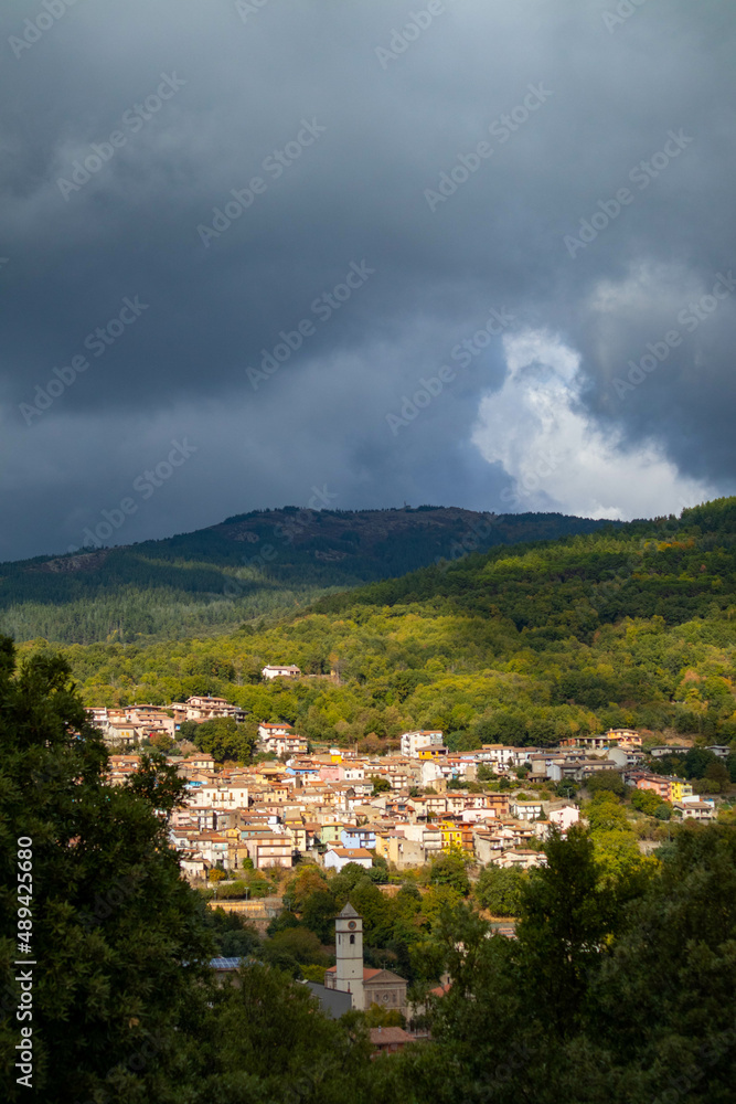 Obraz premium Scorci del paese di Tonara, provincia di Nuoro, Sardegna