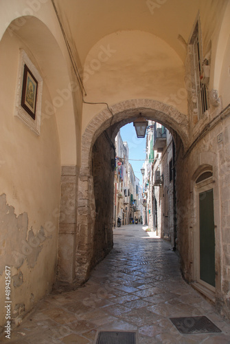 Trani, provincia di BARI, Puglia, Sud, Italia, strada con arco © Pépinot