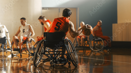 Photo Wheelchair Basketball Game Court: Active Professional Player Dribbling Ball, Prepairing to Shoot and Score a Goal