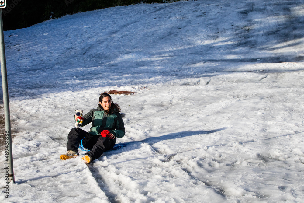 Brincando na neve, escorregando usando um esqui,
uma prancha para escorregar