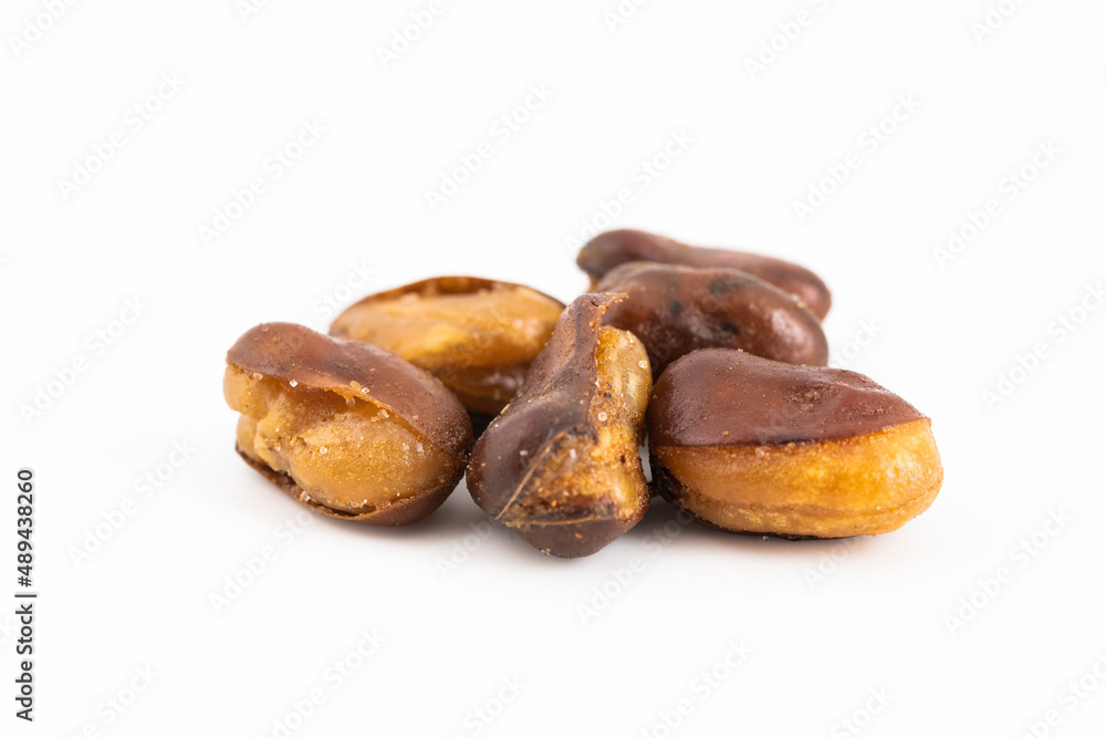 Obraz premium Crispy broad beans on white background